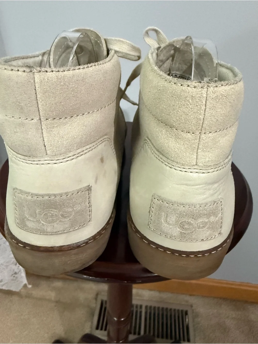UGG Men’s Suede Chukka Boots Cream Beige Lace Up Casual Sneakers Size 11 Leather